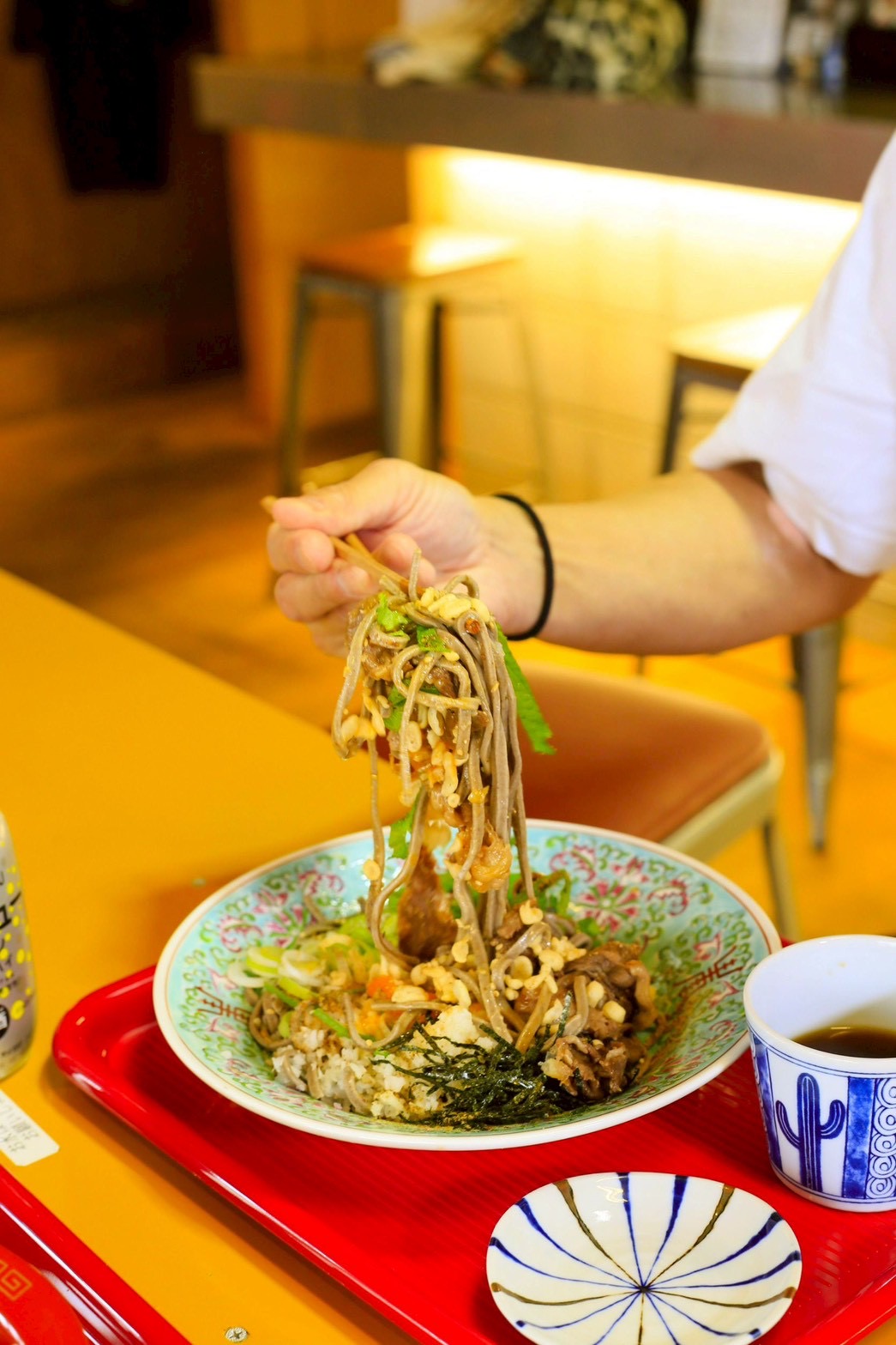 ソバージュの平打ち蕎麦 - 児島・松家製麺の男らしい太麺