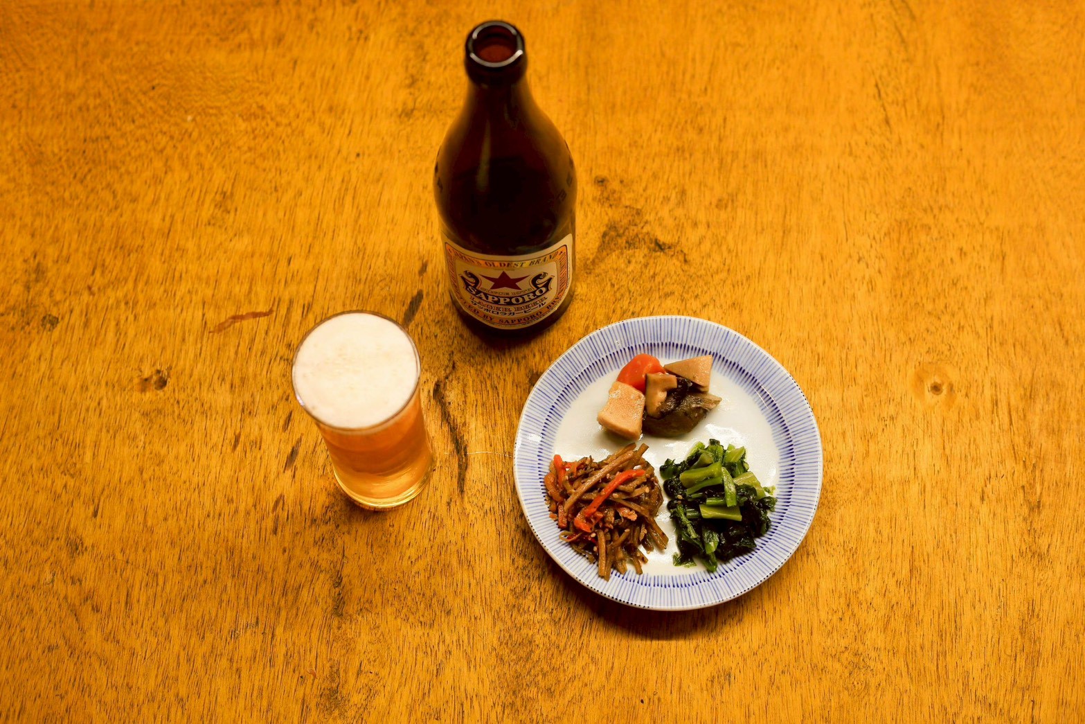 ヨバージュ（夜のソバージュ） - ネオンに照らされた蕎麦屋空間